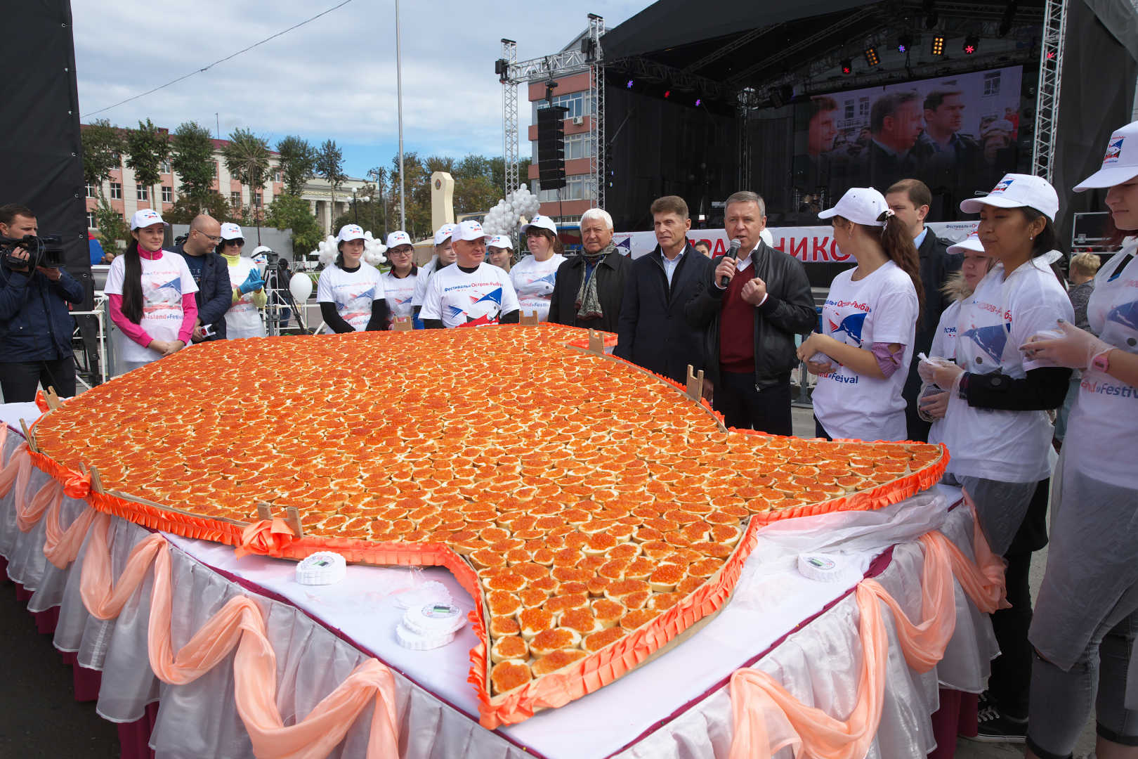 Это будет такой огромный-преогромный пирог