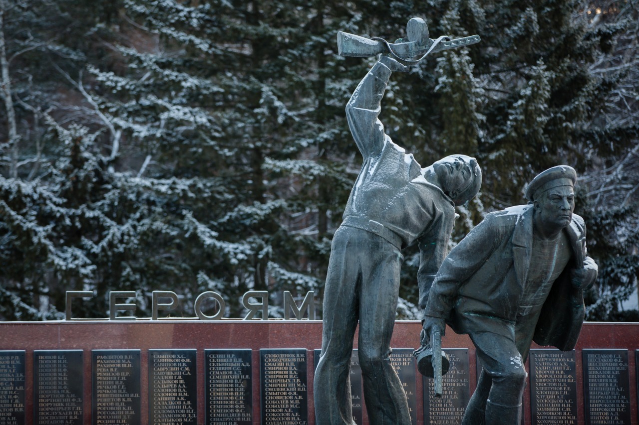 Памятники южно сахалинск. Мемориальный комплекс славы Южно-Сахалинск. Мемориальный комплекс площадь славы Сахалина. Площадь славы Южно-Сахалинск. Мемориальный комплекс на площади славы Южно Сахалинск.