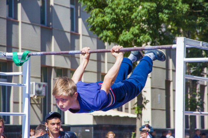 Общественный спорт. Спорт г. Город спортивный фото. Гражданская молодежь на спортивном Городке.