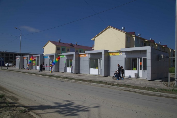 Село дальнее. Торговля павильонами в Южно-Сахалинске.