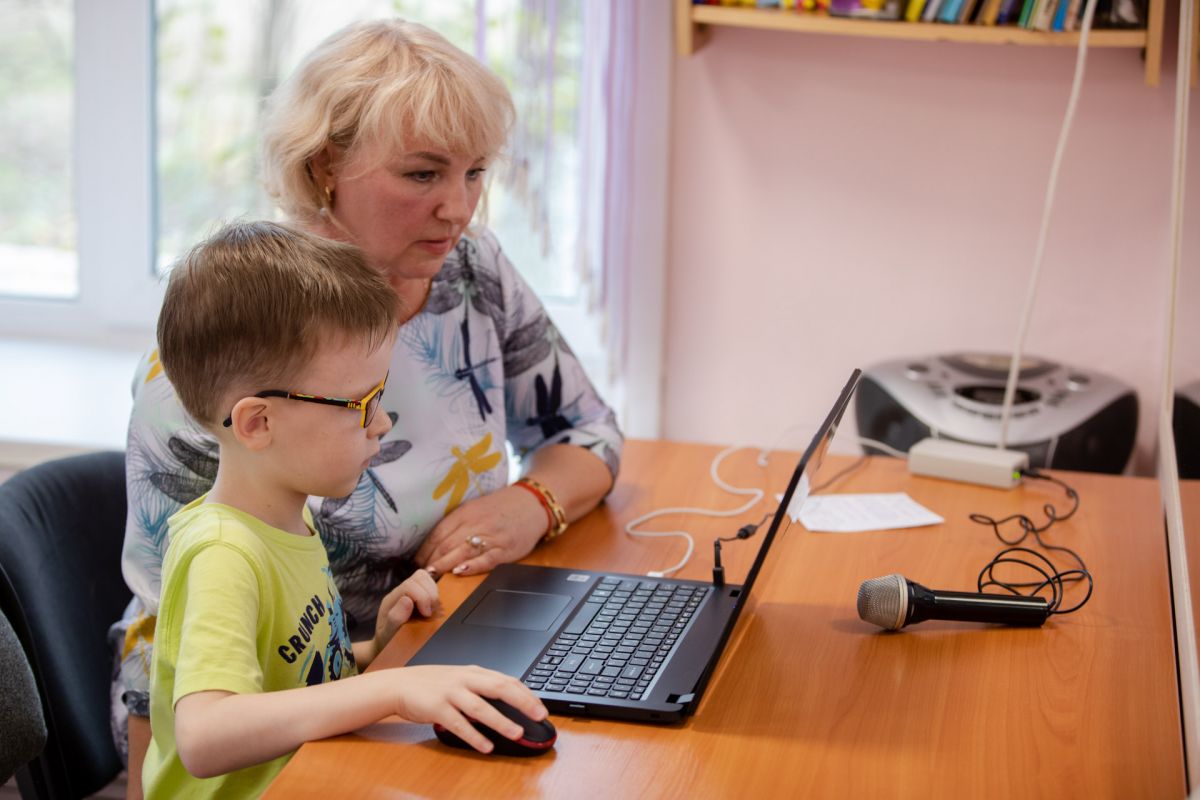 Воспитание и обучение детей с нарушением зрения. Оборудование для слабовидящих детей. Детские сады для слабовидящих. Компьютер для детей с нарушением зрения. Монитор для слабовидящих.