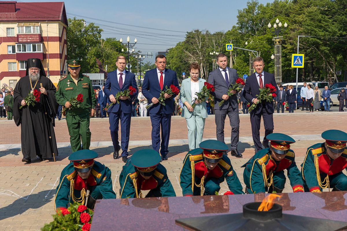 Рисунок возложение цветов к вечному огню