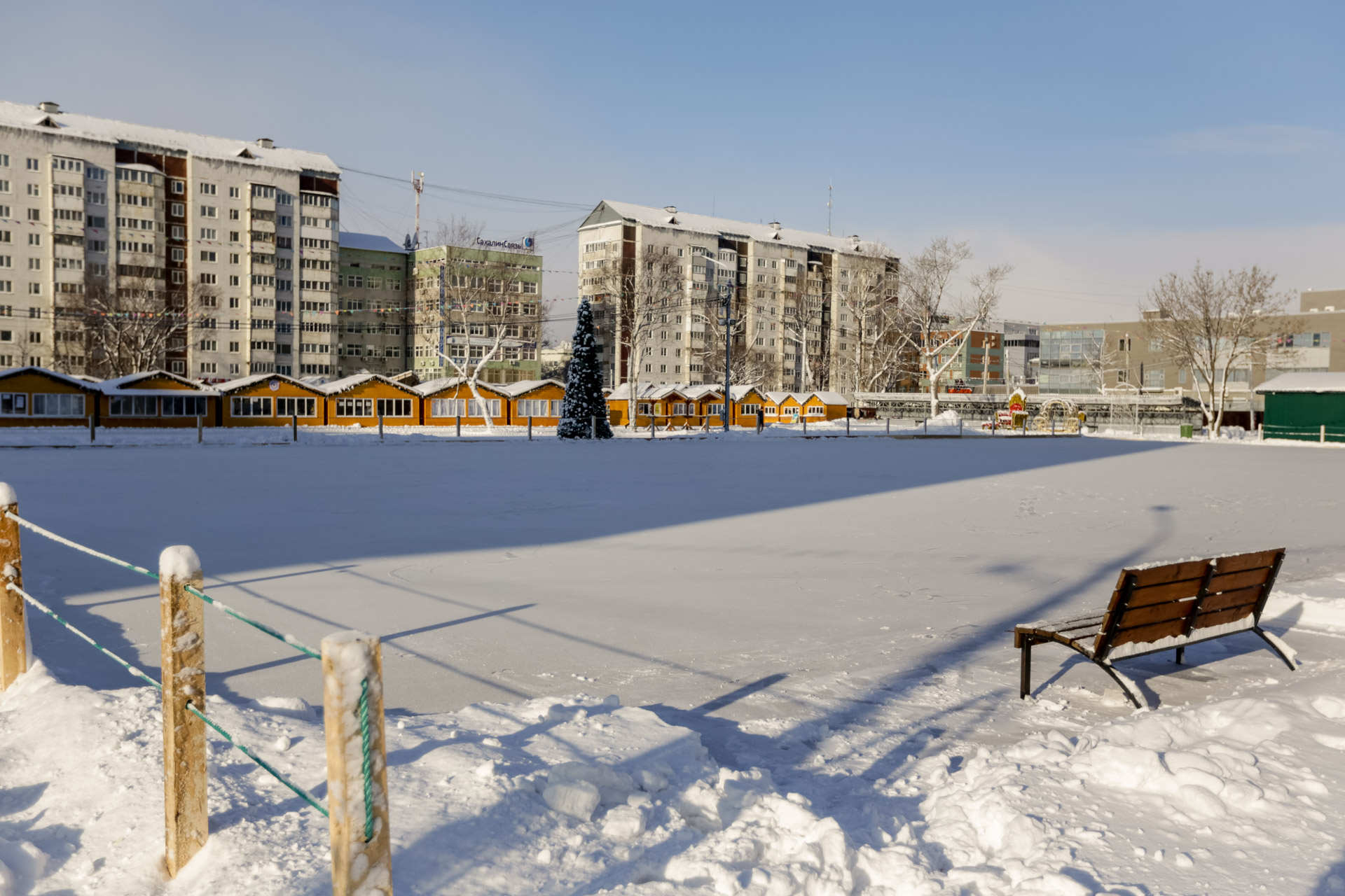 Каток кокшетау. Каток Южно-Сахалинск. Каток Южно-Сахалинск парк. Каток космос Южно-Сахалинск. Каток в Южно Сахалинске.