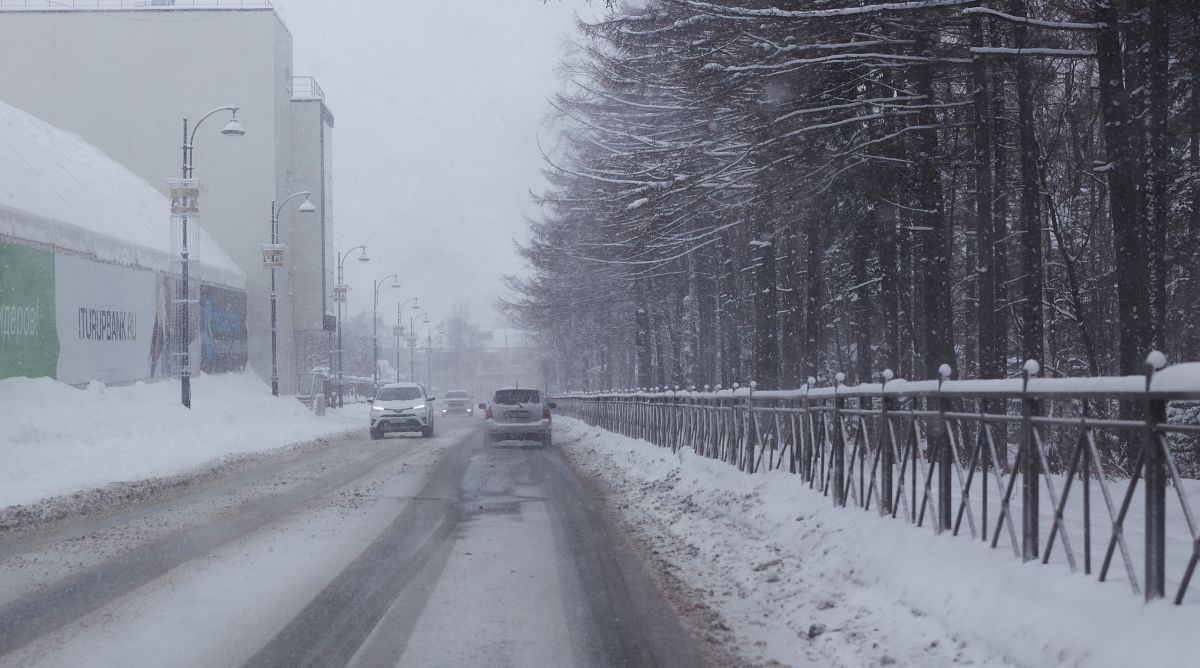 Погода в южно сахалинске в сентябре. Метель в городе. Сильный снег. Снегопад метель. Южно-Сахалинск снег.