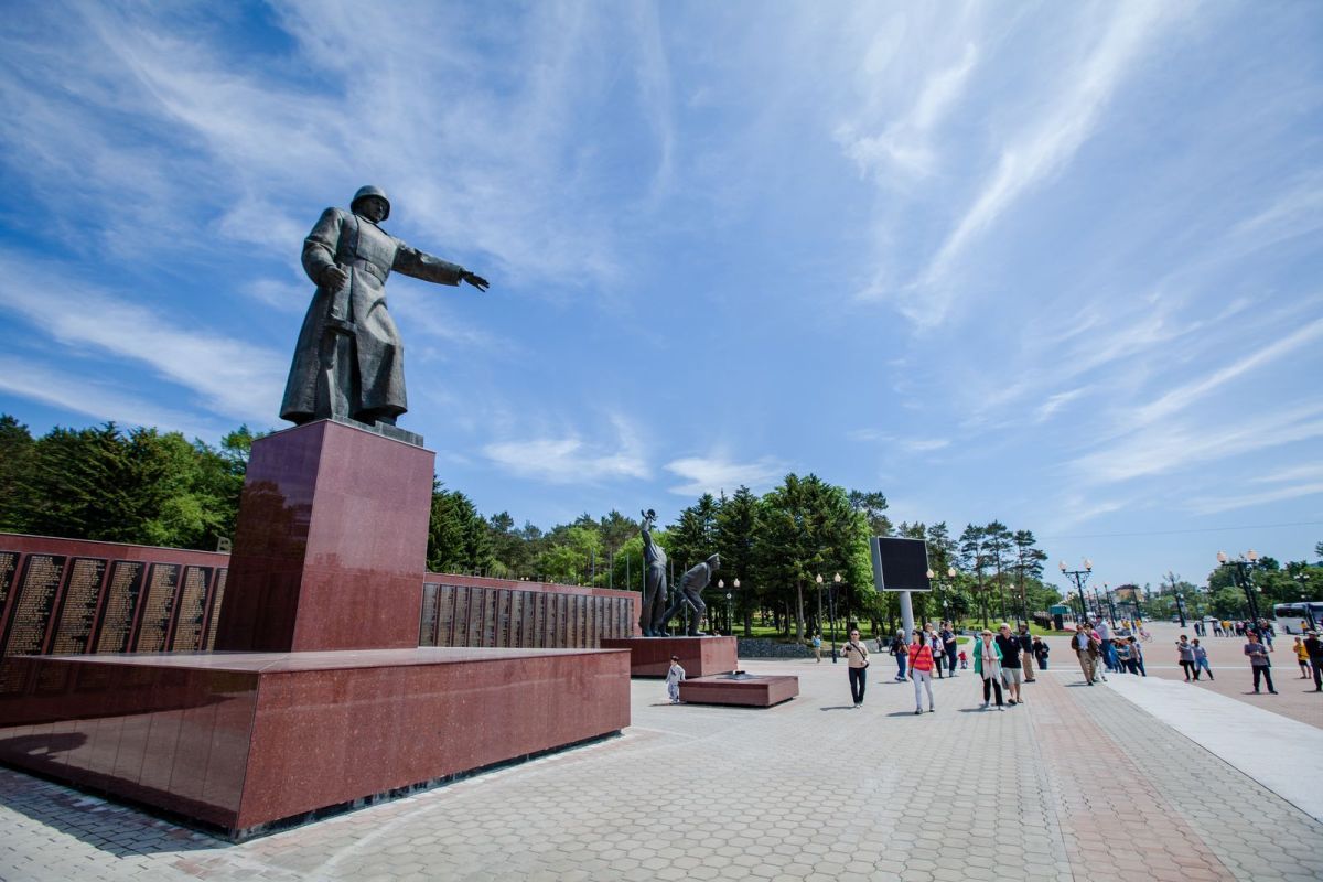 Лет город победа. Памятники на площади славы Южно Сахалинск. Мемориальный комплекс на площади славы Южно-Сахалинск. Площадь славы Южно-Сахалинск. Площадь города Южно-Сахалинска.